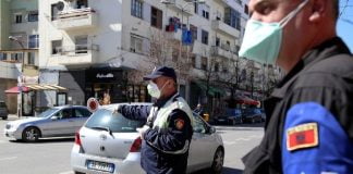 (Emri) Policia i kërkon autorizim, qytetari largohet me vrap. Kapet dhe zbulohet se ishte në kërkim për …