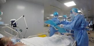 Shkencëtarët: Koronavirusi po përhapet edhe nga këpucët e mjekëve, u kerkohet t’i dizifektojnë