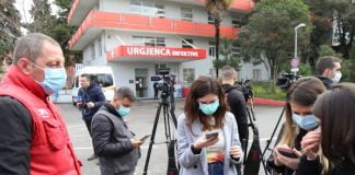 Covid-19 prek edhe median, konfirmohet gazetari i parë i infektuar nga virusi