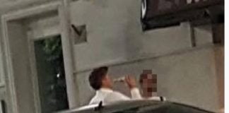 Kryetari i bashkisë thyen karantinën, del pi birra para një dyqani pijesh