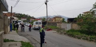 Elbasan/Një burrë gjendet i pajetë anës rrugës