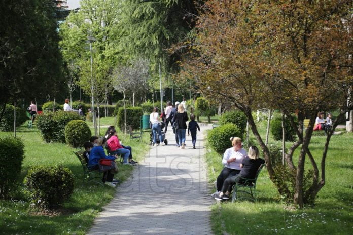 Fëmijët-në-parqet-e-lojërvae-Tiranë-15