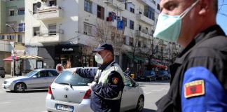 Kryeministri Edi Rama ka folur për mediat pas përfundimit të seancës parlamentare ku tha se me votimin e ndryshimeve në Kodin penal, u bë një punë e mirë në favor të situatës së krijuar nga koronavirusi. Rama theksoi jashtë parlamentit se Shqipëria ishte vendi i vetëm në Evropë me një Kod Penal, që nuk parashikonte asgjë për një situatë epidemie. “Sot është bërë një punë e mirë në favor të situatës, përtej kritikave. Sot kemi mbushur një boshllëk të Kodit Penal, që rezultonte i vetmi Kod Penal në Evropë pa asgjë të shënuar për një situatë epidemie. Për më tepër, në këtë fazë ku ne po përgatitemi që të hyjmë në procesin e hapjes graduale të aktivitetit ekonomik dhe të normalizimit sa është e mundur të jetës. Ishte e pamundur të konceptohej që paralelisht të mos kishim edhe këto masa që të garantojnë hapjen, sepse ajo që kemi vënë re, një shqetësim i ardhur dhe nga drejtuesit e policisë, kryetarët e bashkive, është një lloj relaksimi dhe lëshimi, që nuk mund të kthehet në fenomen, se është i rrezikshëm. Ne kemi rezultate të shkëlqyera në frontin e luftës sa i përket shëndetit. Pavarësisht se kemi humbje jetësh dhe cdo jetë është shumë e cmuar, por përsëri në tërësi kjo situatë lexohet gabimisht nga një pjesë e njerëzve, që mendojnë se iku kjo gjë, apo ca tjerë që merren me teori konspiracioni. Në këtë mënyrë na duhet të garantojmë hapjen, duke mbrojtur jetën. Në këtë aspekt, mendoj se është bërë gjëja e duhur”, deklaroi Rama. Top Channel