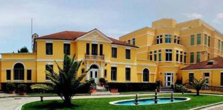 “DASH pezulloi vizat”. Ambasada Amerikane në Tiranë njoftim: Ofrojmë shërbime vetëm në raste emergjencash