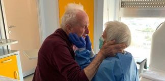 Lot dhe përqafime, surpriza e spitalit për çiftin që i ndau koronavirusi pas 50 vitesh martesë
