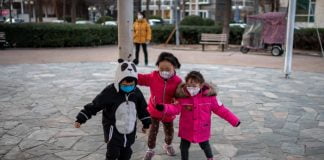 Qeveria spanjolle lumturon fëmijët, nga 27 prilli do të lejohen të dalin nga shtëpia