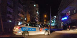 Roja i ndërtesës përplaset nga makina në Elbasan, largohet nga vendngjarja autori