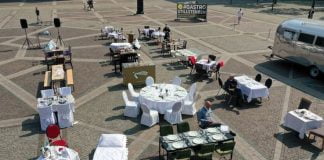 Covid, në Gjermani operatorët e hoteleve, bareve dhe restoranteve protestojnë me karrige dhe tavolina