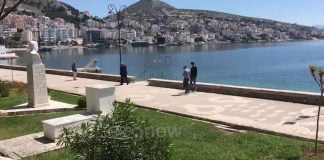 Plazh në “ilegalitet” në Sarandë, të rinjtë shkelin karantinën në “ditën e gjyshërve”