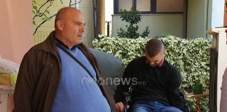 Tetraplegjiku në vështirësi, babai kujdeset i vetëm për djalin e sëmurë