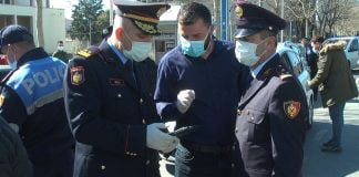Masat kufizuese ndaj Covid-19/ Drejtori i Policisë në terren, inspektim në pikat e kontrollit