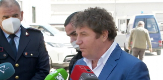 Peshëngritja, ndihmë policëve/ Dhuron maska, dezinfektantë dhe doreza