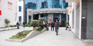 Tregtarët e Lushnjes në protestë/ Nuk janë përfshirë në paketën e qeverisë për pagën e luftës