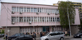 Protestë për pagën e luftës në Korçë/ E kërkojnë punëtorët e fasonerisë të prodhimit të qeseve të letrës