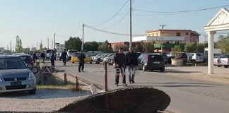 Pas Lezhës tronditet Durrësi, vëllezërit gjenden të vrarë në tregun e makinave