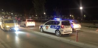 Po transportonte 9 emigrantë sirianë në makinë/ Në pranga inspektori i policisë dhe bashkëpunëtori