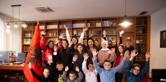 Kushi pret fituesit e konkursit të pikturës “Shqipëria ime”