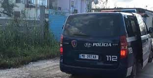 Autor të vjedhjeve në tre shkolla, arrestohen të miturit në Cërrik