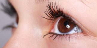 Çfarë e shkakton fryrjen e syve? Zakonet e përditshme që ndikojnë negativisht në lëkurën tonë