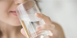 Pse nuk duhet të pini ujë të ftohtë gjatë ushqimit