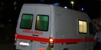 Makina del nga rruga, plagosen tre të rinj. 14-vjeçari në gjendje të rëndë