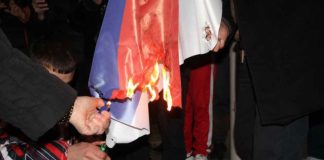 Djegia e flamujve serb në protestë, arrestohen 2 persona. Procedohen penalisht 6 të mitur