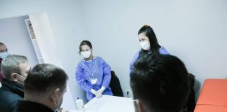 Qytetarë të shumtë vijojnë të vaksinohen nga COVID-19 në Elbasan