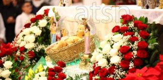 Besimtarët katolikë e ortodoksë festojnë Krishtlindjen