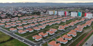 Nga largimi i vështië i banorëve nga shtëpitë e shkatërruara te rikthimi në banesat e reja, Rama publikon videon nga Fushë Kruja