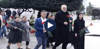Përkujtohen viktimat e “21 Janarit”/ Kryeministri dhe familjarët vendosin lule në vendin e vrasjes