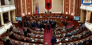 Çështja McGonigal shkakton tensione në Kuvend/ Deputetët e PD bllokojnë foltoren, mbyllet seanca