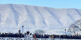 Të krishterët festojnë ditën e Ujit të Bekuar