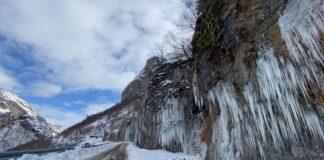 Moti i keq në vend/ Priten reshje intensive në jug, disa akse të bllokuara nga shiu dhe dëbora