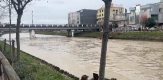 Reshje intensive shiu në veri/ Moti i keq do të mbajë ‘mbërthyer’ vendin deri në 21 janar, paralajmërim për përmbytje në Shkodër e Lezhë