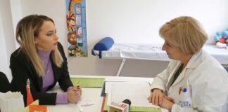 Video/ ELBASAN, GRIPI AGRESIV EDHE TEK FËMIJËT