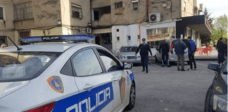 I vendosi gjobë dhe i mori patentën, qytetari godet me grushte policin rrugor