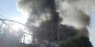 Video/ Elbasan digjet magazina, shtëllunga të mëdha tymi në zonë