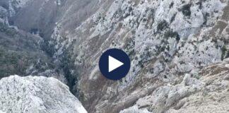 U bllokua mes maleve të Gramshit gjatë eksplorimit, vijon operacioni për shpëtimin e 43-vjeçarit