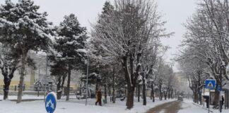 Reshje shiu e dëbore në Korçë, probleme me energjinë elektrike në disa zona