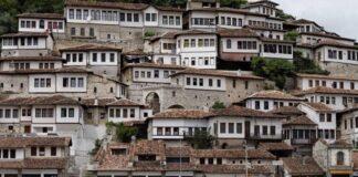 “Condé Nast Traveller” rendit Beratin ndër 10 qytetet për t’u vizituar në 2023-shin
