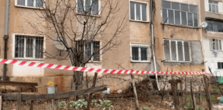 Pallatit të dëmtuar nga tërmeti i vendoset shiriti, banorëve u kërkohet të largohen