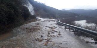 Reshjet e shiut në Shkodër/ Bllokohet rruga e Prekalit, rrëshqitje gurësh e dherash