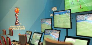FIFA ndryshon botën e futbollit, gjyqtarët do shpallin vendimet e VAR përmes mikrofonit