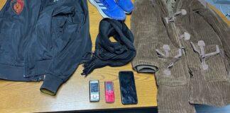 Grabitën xhiron e një dyqani dhe kërcënuan me kallashnikov pronaren, në pranga dy persona