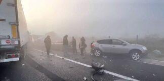 Aksident i frikshëm në Athinë! Përplasen 6 kamionë dhe 13 makina, disa të plagosur (Pamjet)