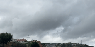 Parashikimi i motit, java nis me vranësira dhe reshje shiu