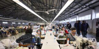 Damian Gjiknuri dhe Gledian Llatja heqin çizmet me baltë dhe zbresin në qytet