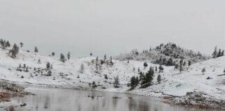 Bjeshka e Oroshit zbardhet nga dëbora