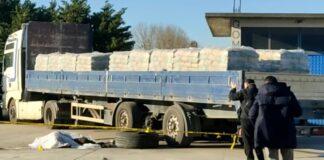 Goma e kamionit plasi teksa po e frynte, ndërron jetë një person