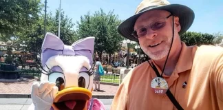 Mbi 2 mijë vizita në Disneyland, 50-vjeçari nga Kalifornia hyn në librin e rekordeve Guinness